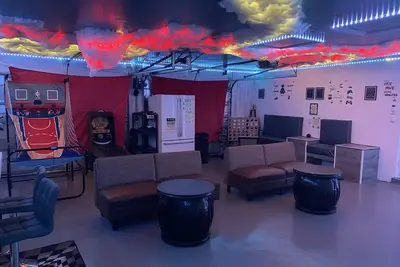 Image de Tropical Home with Game Room & Pool - 5mi to Clearwater Beach