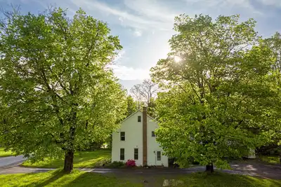 Image de Restored 19th century farmhouse apartment 2 -charming farmland and town culture!