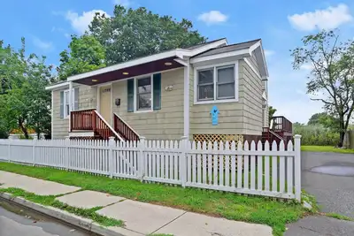 Image de Exceptional August rental one block from beach!