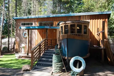 Image de Set A Course For Fun; Stay In The Boathouse