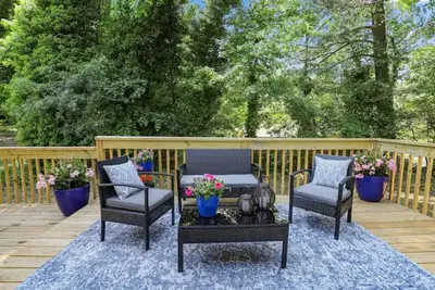 Image de Spring Special: Close to Everything, remodeled 3 bdrm house, large deck & yard