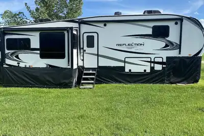 Image de Reflection 337rls Fifth Wheel w/ Indoor Bike Storage