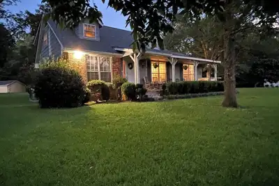 Image de Pond House on the Plains, Auburn, Firetruck rides