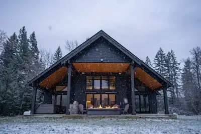 Image de Brand New Luxury Cabin on 5 acres with Hot Tub and Game Room. Cozy and Clean.