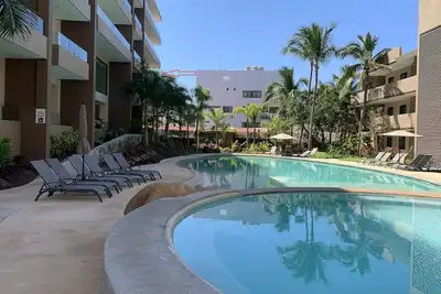 Image de On the beach with pool and hot tub, steps to town luxury 2 bedroom Condo