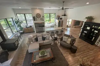 Image de Lake house with park like setting. Ultimate large home to entertain.