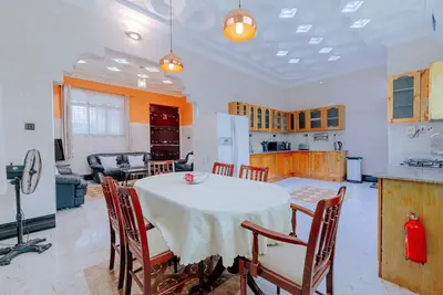 Image de a cool 3 bed bungalow, a hop away from the airport