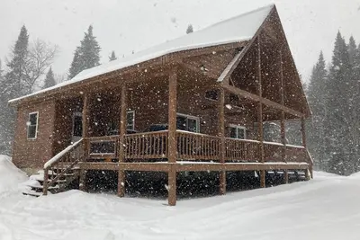 Image de Gorgeous Cabin tucked in the woods for your Hidden Pittsburg getaway.