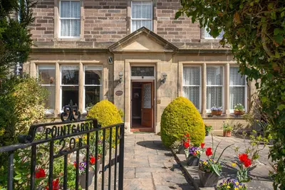 Image de A generous, elegant front-line Victorian property with stunning sea, golf & offshore island views.