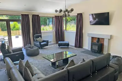Image de In a riverside setting, this villa makes the perfect choice for larger families or groups.