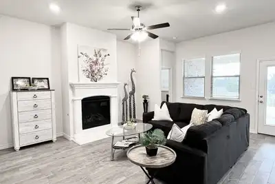 Image de Modern 4b Home | Fiber Optic Wifi | Built in 2021!