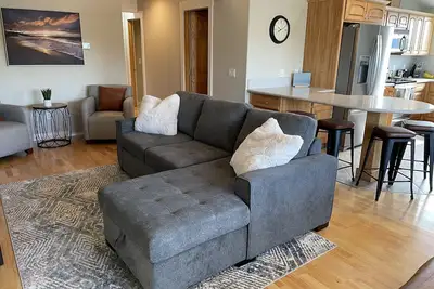 Image de Newly remodeled apartment over shop, 1 block from airport