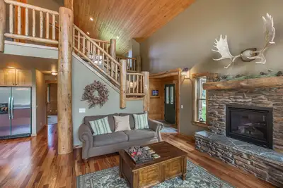 Icicle Creek Lodge 2 Minutes to Downtown Leavenworth\n3 bedrooms 3 baths