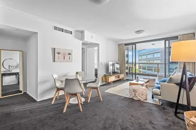 Top of the Town! 2Bed/2Bath/1Car/Pool/Views ~ Cbd