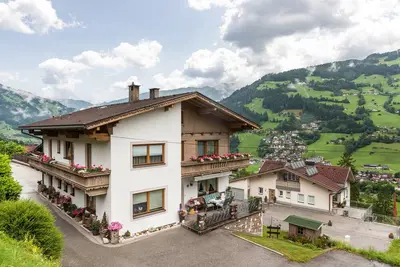 Image de Appartement \"Dornauer\" avec vue sur les montagnes, balcon et Wi-Fi.
