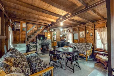 Image de Rustic, lakefront fishing cabin on Webber Pond with sunset views - 2 dogs Ok