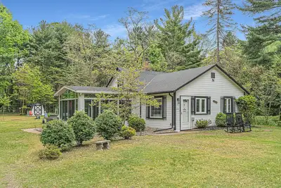 Image de Quiet remodeled cottage near downtown Sawyer - private deck, gas grill, firepit