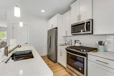 Image de Stylish, two-story home with a washer\/dryer & furnished porch - dogs welcome