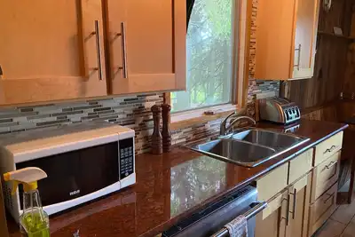 Image de Cute & Cozy Cabin- walking distance to the lake!