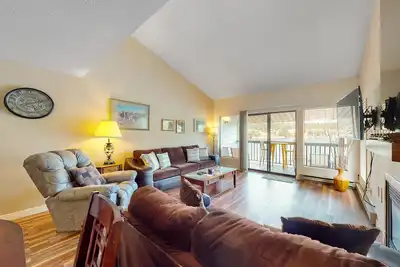 Image de Lakefront condo with balcony, stunning views, fast WiFi & W/D