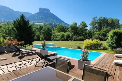 Image de 3. 5 km du lac, vue montagnes, avec piscine.
