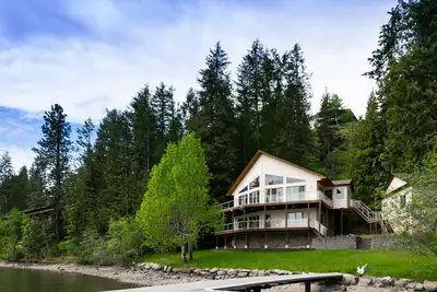 Image de Spacious Lake Front Home with Gorgeous Views!