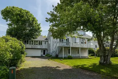 Image de Spacious&Custom Built Contemporary Home- 5 bed, 3 full bath located on Southern Tip of Narragansett!