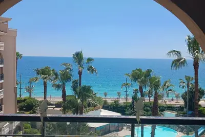 Image de Cannes face mer T3 avec terrasse  dans Résidence de luxe avec piscines, Pk privé