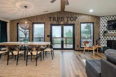 Image de Situated in the Tree Tops w/ Unbelievable Ski Slope Views Community Pool Access (Seasonal) Hot Tub