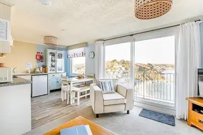 2 bedroom apartment with balcony, panoramic sea views, outisde space and parking