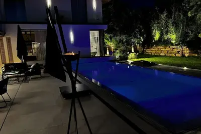 Image de Centre Saint Tropez - Grande et Belle villa contemporaine et sa piscine chauffée