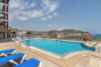 Image de Logement de vacances Su Eminencia près de la plage avec vue sur la mer et piscine partagée