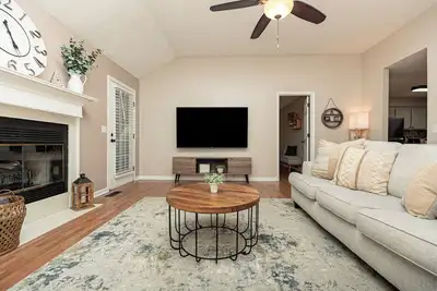 Image de AtHome+1 Stay | Woodsy 3br | Monthly Discounts