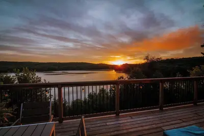 Image de Rustic-Luxury Waterfront Cottage Getaway on Kennisis Lake Stunning Elevated View