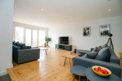 Image de K Suites - Beautiful 3 bed Apt w/ Free parking