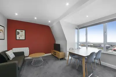Image de K Suites - Modern Waterside Apt w/ Free parking