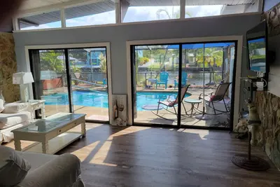 Image de Waterfront Mid Century Cottage w/Pool and Spa- Close to beaches - Sleeps 9