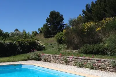 Image de Maison de vacances dans le Luberon avec piscine et grand jardin.