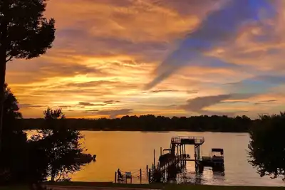 Image de 3 Bdrm / 2 Bath Lakefront Bungalow with Amazing Views.