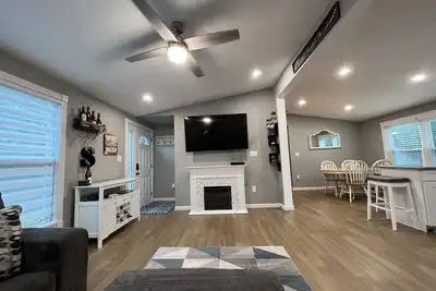 Image de Beautiful 3 Br Full House w/ King Bed on Dead End- 5 min from town!