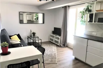 Image de Hyères-Plage, F2 de charme dans villa, jardin parking privé, 150m plage et port