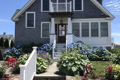 Image de Fabulous waterfront property, 3 bed/3 bath, walk to beach.