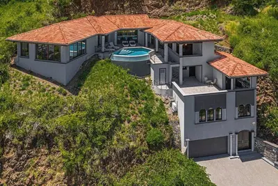 Image de 3 Bedrooms + Apartment - Ocean Views