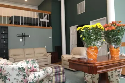 Image de Old City - Spacious Tri-level Loft