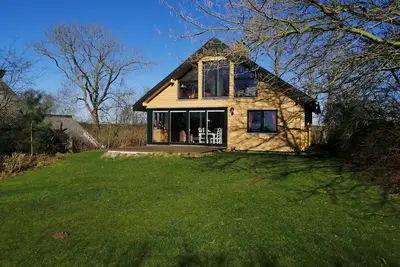 Image de Quaint, modern log cabin with barrel sauna, panoramic windows, Schlei view.