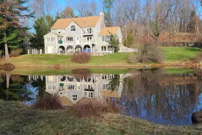 Image de lakefront estate