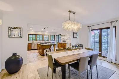 Image de Chic Home with Lush Garden & Hot Tub, Near Pearl St.