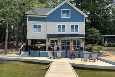 Image de Gorgeous Newly Reimagined Lake Martin Home Within Steps of the Water