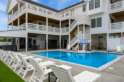 Image de Stunning semi-oceanfront home feet from the beach with private pool and hot tub