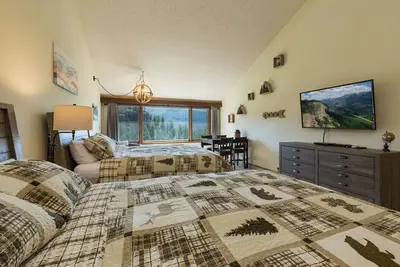 Image de The Lookout (#406) | 10 min to Ski, Golf, Ac/Pool/Hot Tub - High Ceilings